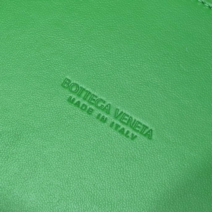 Special price of 1,600, Bottega Veneta. What can be packed in the new bowling bag? Have you got the new bowling bag? Super large capacity ~ The key is low-key, simple and casual style ~ the fashion sense is not reduced at all. It combines BV's classic woven elements and can also be used for computers. The length of the shoulder straps can be adjusted. It is suitable for tall girls to carry. Boys also have a sunny back☀️ Style number: 7466# Size: 28*21*16